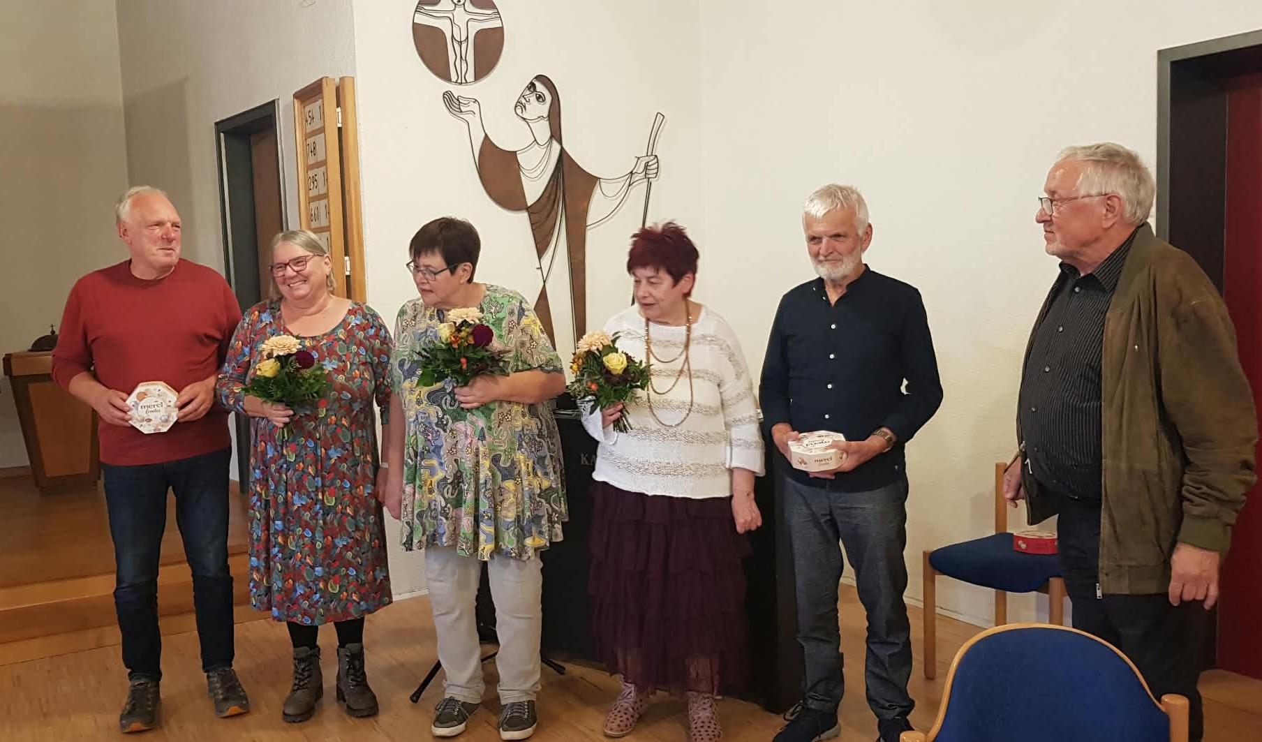Die Gründungsmitglieder von links: Joachim und Andrea Stelzer, Doris Veit, Suse und Stefan Lalik und Pfarrer i. R. Siegfried Sonn Foto: Helmut Werner