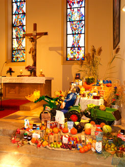 Prächtig geschmückter ErPrächtig geschmückter Erntedankaltar in der Martinskirche Foto: kdkntedankaltar in der Martinskirche Foto: kdk